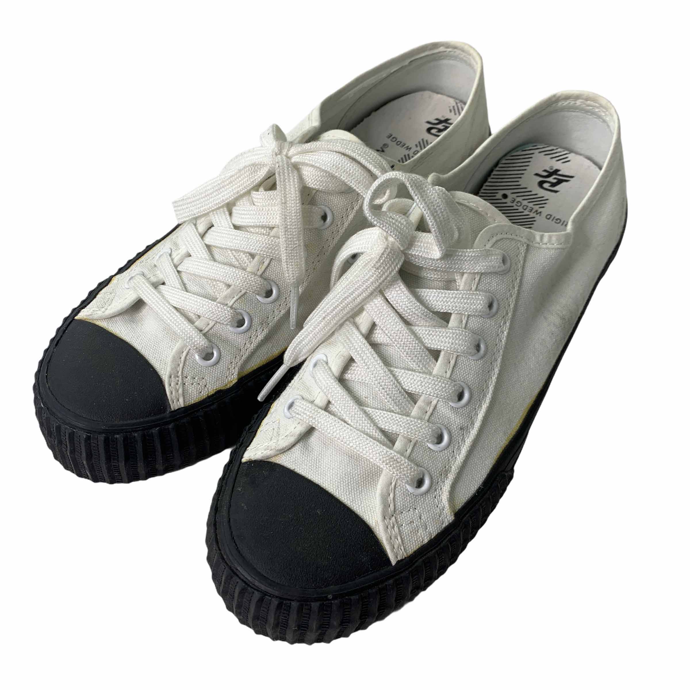 [PF Flyers] Low Top Black and White - Size 270